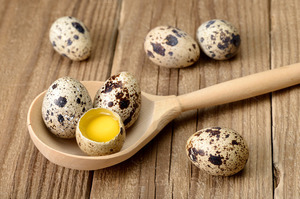 Яйцо в деревянной ложке   фото