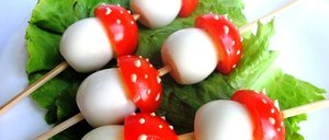 Яркий салат Мухоморчик с  перепелиными яйцами