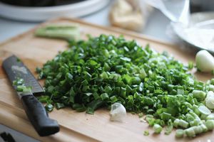 Как сохранить зеленый лук свежим в холодильнике